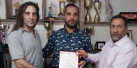 اهداء حکم انتصاب بهنود منیعی به سمت نماینده شین ذن کیوکوشین استان تهران در هیات کاراته